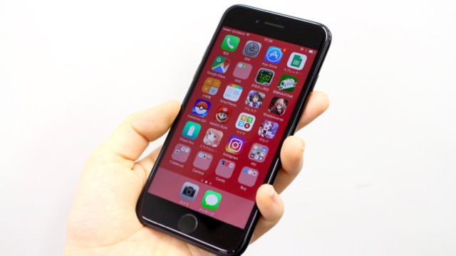iPhone 7・iPhone 7 Plusの新色iPhone「(PRODUCT)RED」（プロダクトレッド）を買ったらホーム画面の「ドック」と「フォルダ」も赤くしよう!「不思議なiPhone壁紙」の「赤い壁紙」の設定方法。