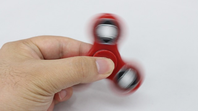 【話題沸騰中】つい回しちゃう謎のおもちゃ「ハンドスピナー」がやってきた
