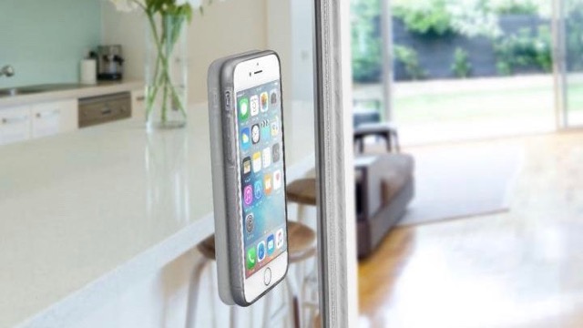 壁にくっつく! 自撮りがはかどるiPhone 7クリアケース
