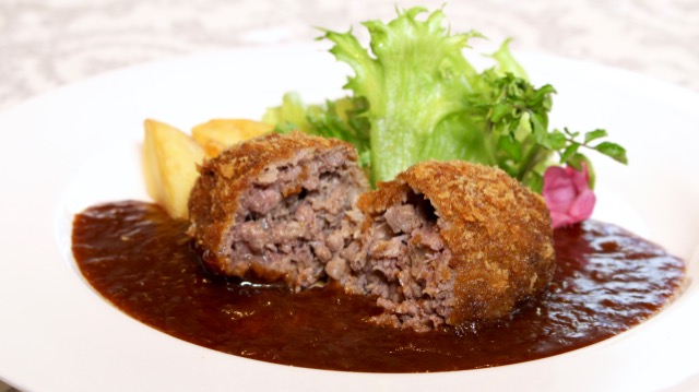 【6月のヒソカ】こんなの初めて! ステーキのような食べ応えの超粗挽きメンチカツが絶品