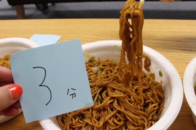 【UFOの日】焼きそばUFOが1番ウマイのは何分? 食べ比べてみた! 10分UFO- 8