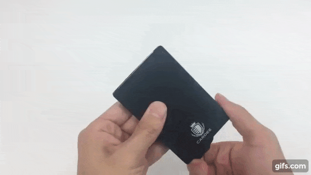 クレジットカードやポイントカードをひと目で把握! 一瞬で取り出せるスマート過ぎる極薄カードケース
