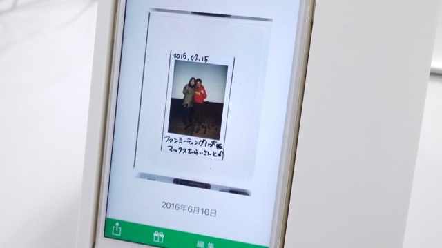 プリント写真を手間なくデジタル化できるiPhone用スキャナ『Omoidori』