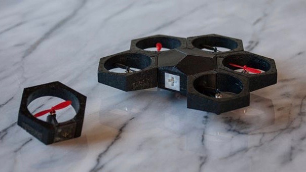 空を飛ぶ! 陸や水上も走る! 自分で組み立てられる知育ドローン『Airblock』
