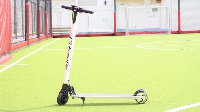 自転車に代わる次世代の移動手段!? ほぼ人力の必要無いスマートな電動立ち乗りボード『Kintone Air』