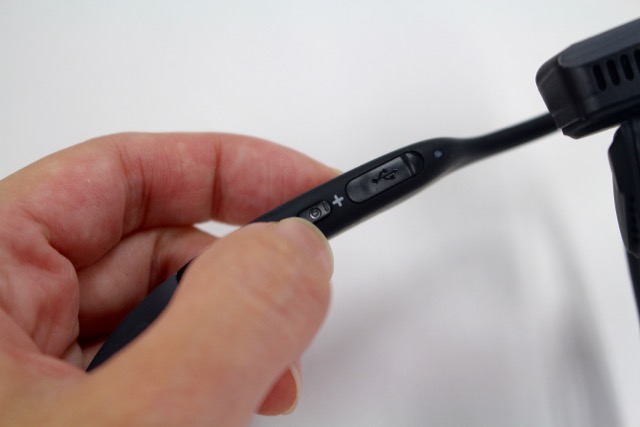 耳を塞がないワイヤレスヘッドホン『TREKZ Titanium』