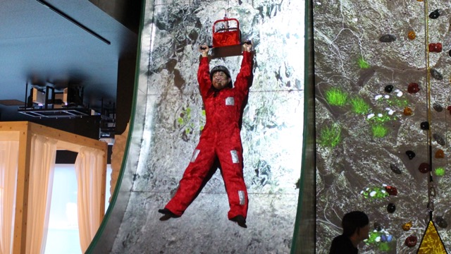 【新宿VR】7mってビル何階分? クライミングと滝の垂直落下を初体験!