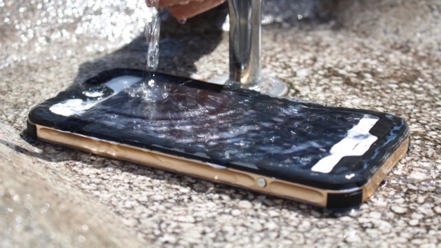 iPhone 7を水に沈めても問題ナシ。 海やプールでは完全防水ケースをつけよう