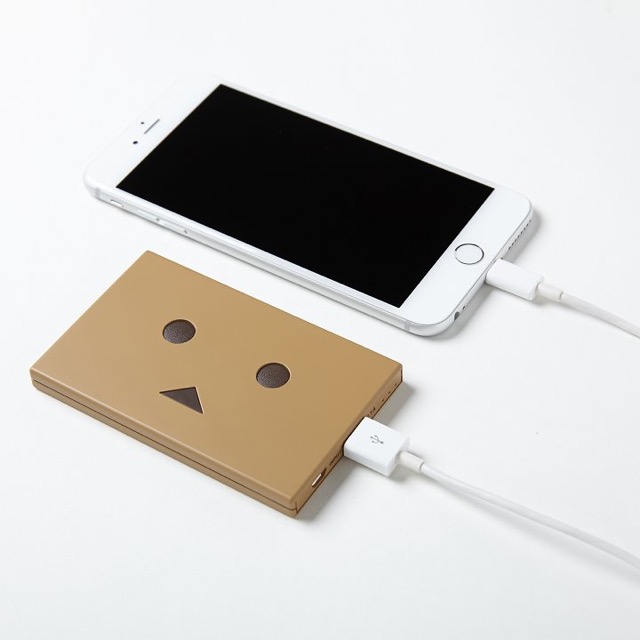持ち歩きに最適なコンパクトモバイルバッテリー