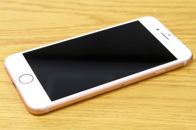 iPhone 8 Plusが膨張して割れる、Appleは原因を調査中