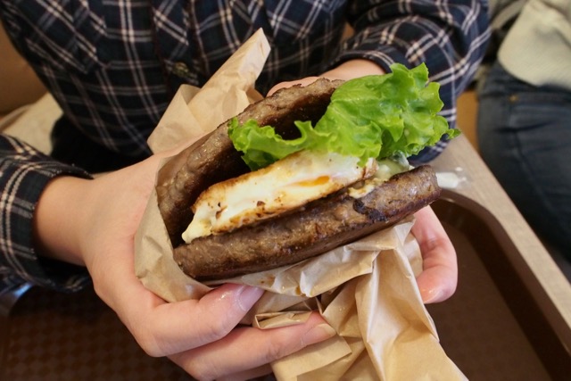 糖質制限中でも食べられるハンバーガー「黒毛和牛ワイルド☆ロック」【ファーストキッチン】