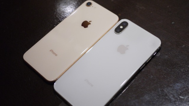 『iPhoneX』と『iPhone8』の見た目を比較