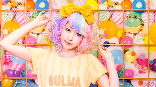モチーフは『ドラゴンボール』のブルマ。もこもこワンピースやヘアバンドがかわいい!