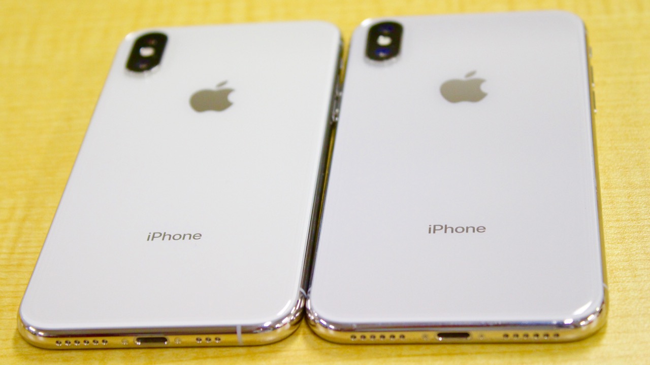iPhone XS』と『iPhone X』の見た目を比較! 同じシルバーでも若干違う 