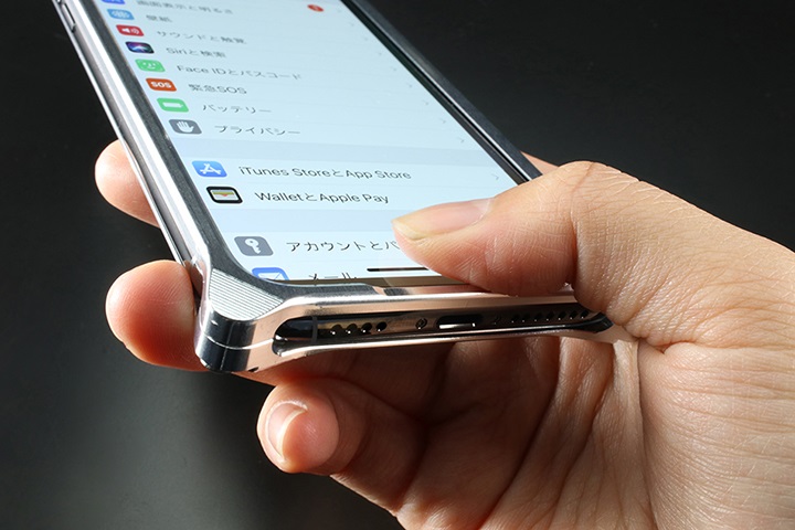 iPhoneを操作している際、ソリッドバンパーと指が触れても違和感がないようにも設計されています。