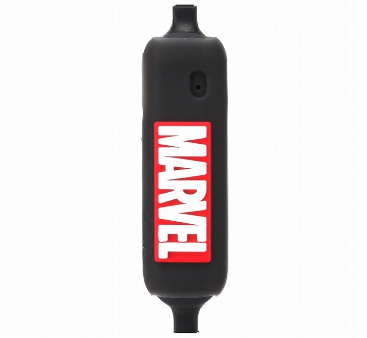 イヤホンコードに一体化しているリモコン部分にも「MARVEL」ロゴがデザインされています。
