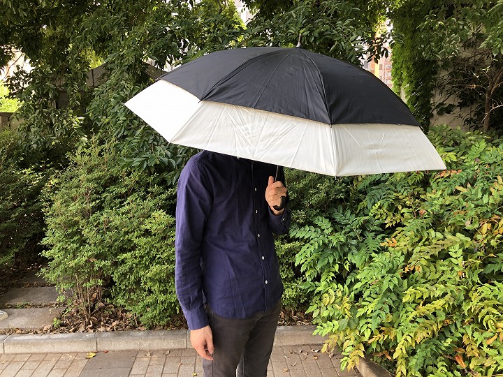 雨の日はもちろん、日差しの強い日にも日傘として使える。