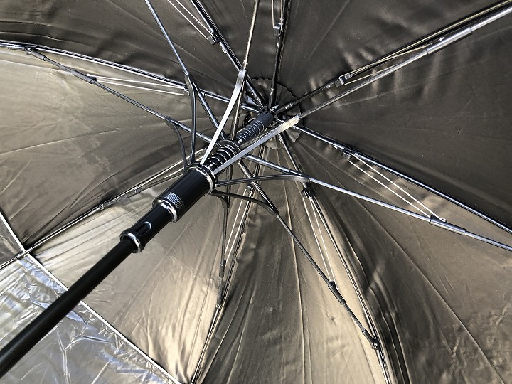 メーカー公称によるとUV99.9%カット、遮光率99.9%以上ということで、日傘としても活用できて一石二鳥。