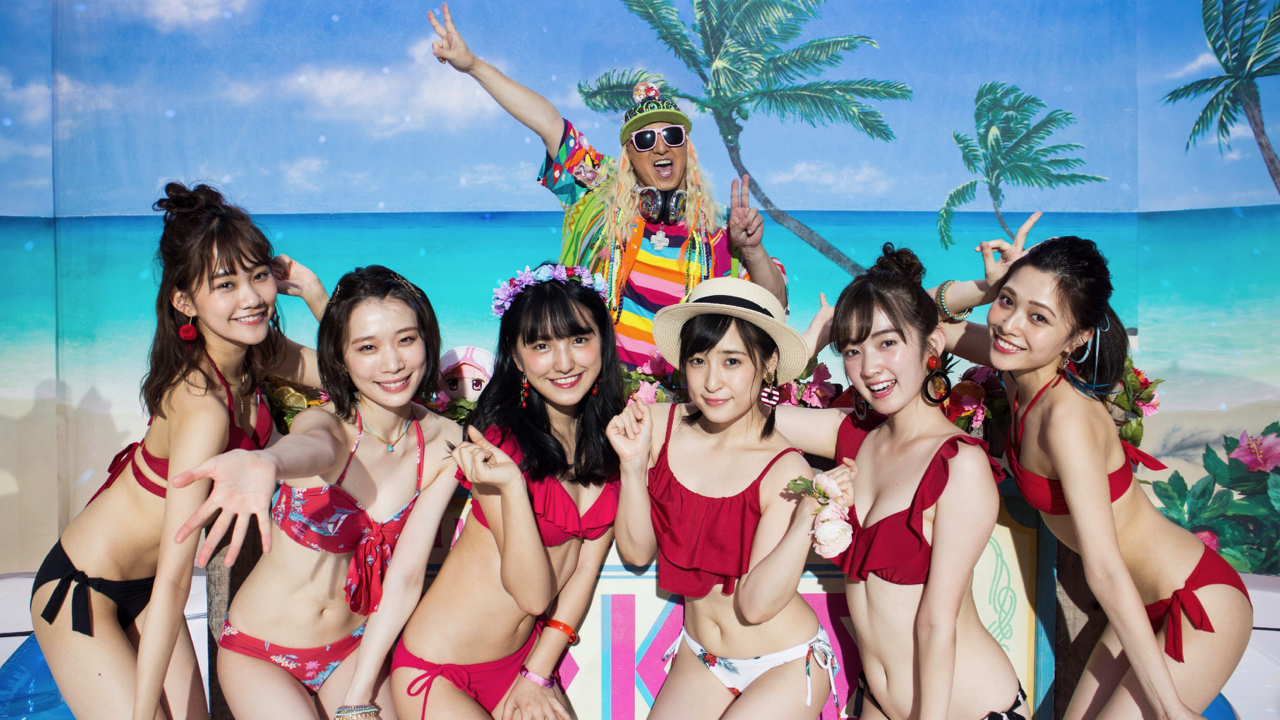 【マギレコ】DJ KOOさんや水着美女が出演の新CM「夏もマギレKOO!!」がオンエア開始!