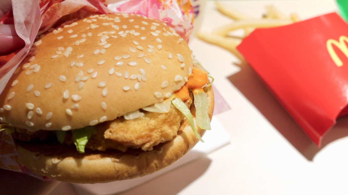 【マクドナルド】200円バーガーに旨辛の「スパチキ」登場! さっそく食べてみた!!!