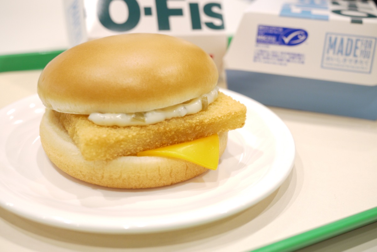 【マクドナルド】フィレオフィッシュはなんで箱なの? チーズ小さいよね? 気になる疑問をぶつけてきた!