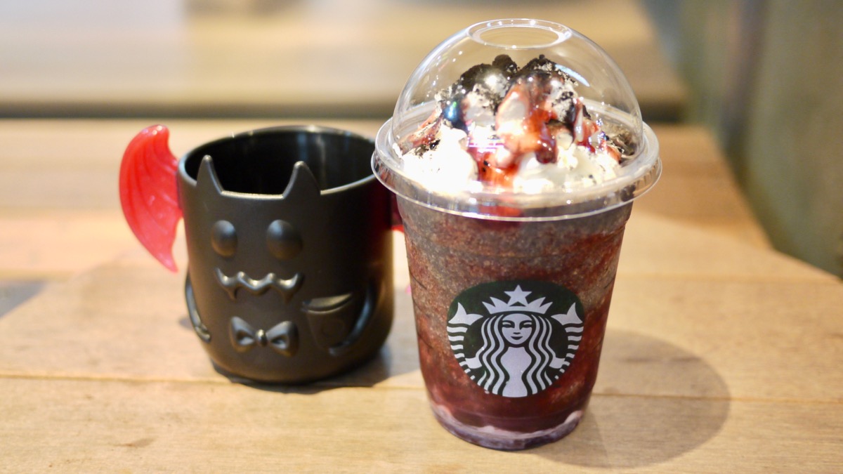 【スタバ新作】本日発売「ハロウィンダークナイトフラペチーノ」飲んでみた! 激かわカップスタンド早めのゲットがオススメ!