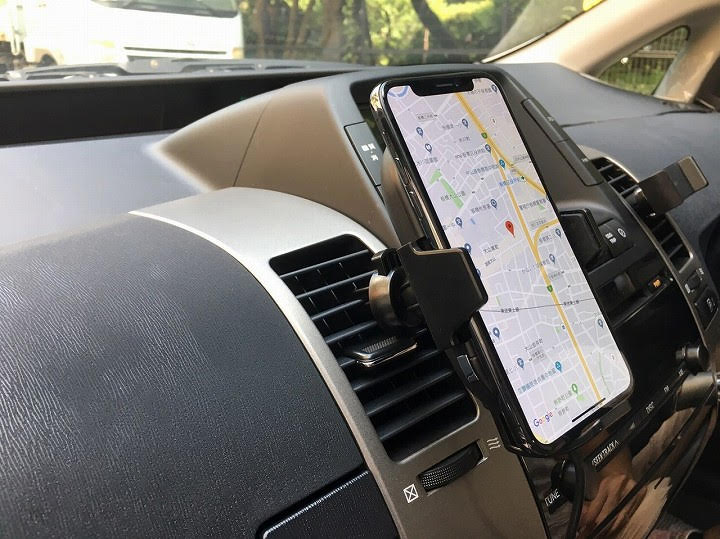 車に乗ってiPhoneを固定、充電。そして目的地に着いてエンジンを切り、iPhoneを持ち出すまでの一連の動作をスマートに行うことができるガジェットなのです。