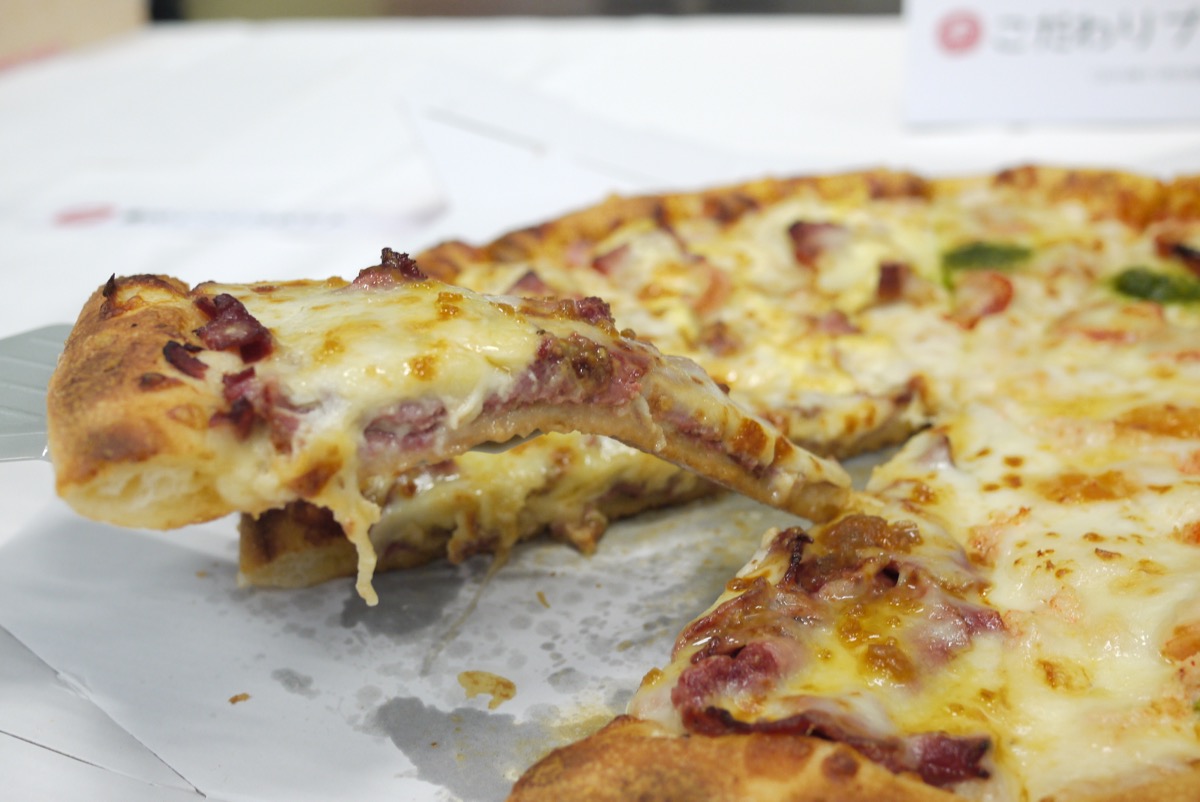 【ピザハット】新作は驚きのローストビーフピザ!? 「こだわりプレミアム4」食べてみた!