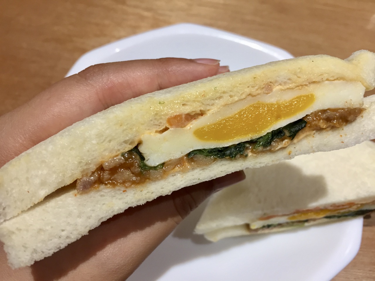 ピビンバがサンドイッチに?! ファミリーマートの「ビビンバ風サンドイッチ」を実食レビュー! #ファミマ