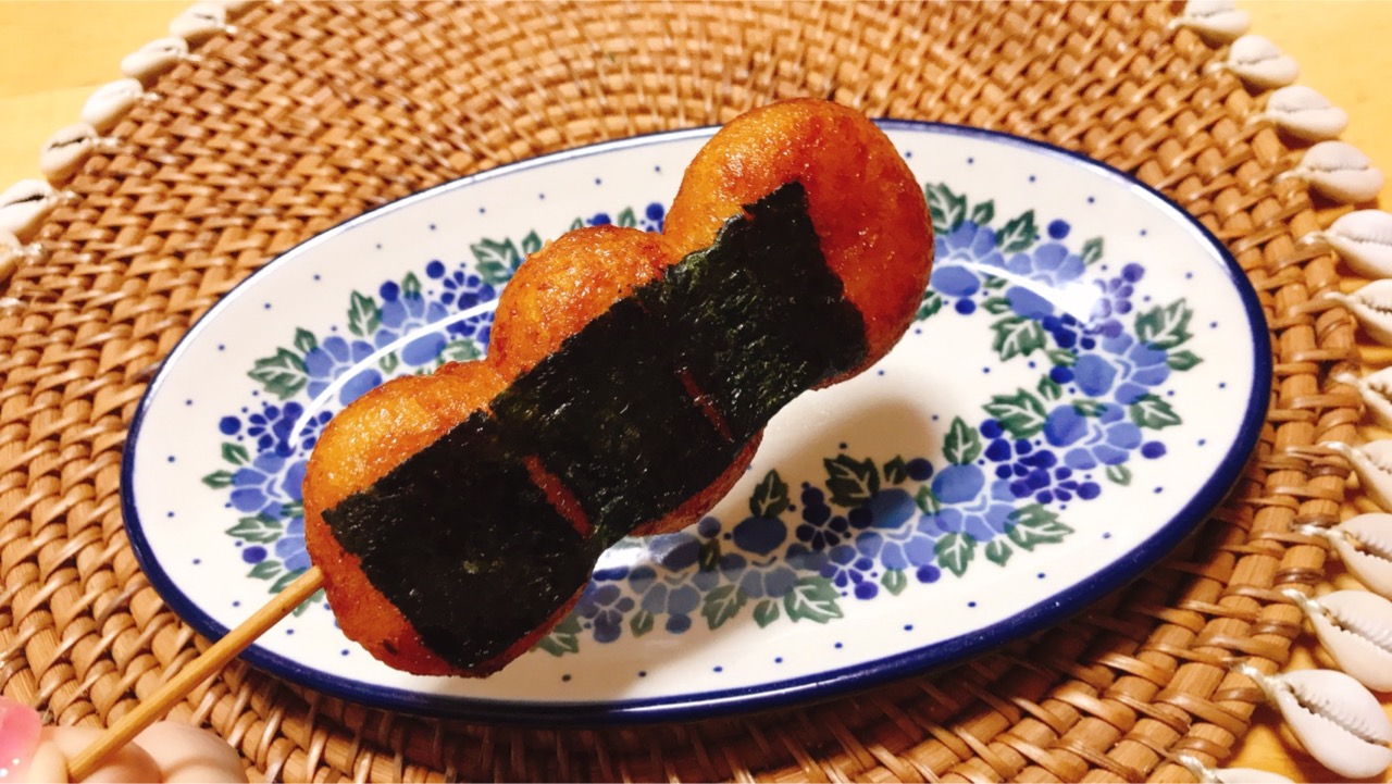 もちもちのおもちに甘じょっぱい醤油タレが相性抜群っ! ファミマの「揚げもち串」食べてみた