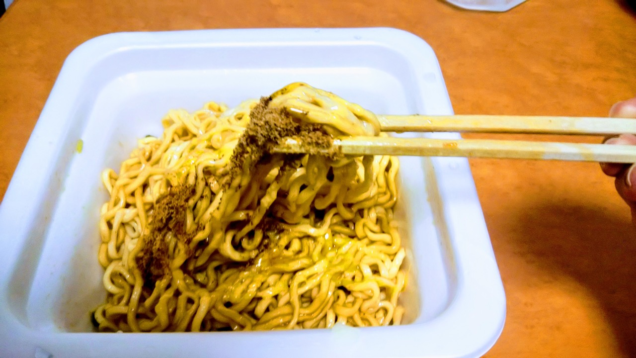 きみまろペーストと魚粉のインパクト! ファミマ限定「来来亭まぜそば」食べてみた!
