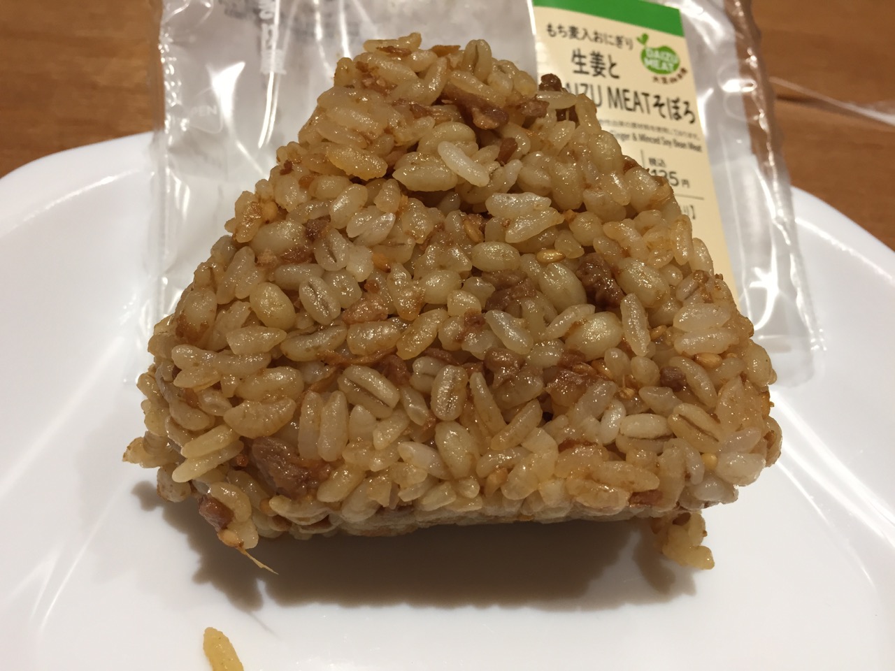 リピート必至の甘辛味! ローソン「生姜とDAIZU MEATそぼろのおにぎり」はトリコになること間違いなし♪