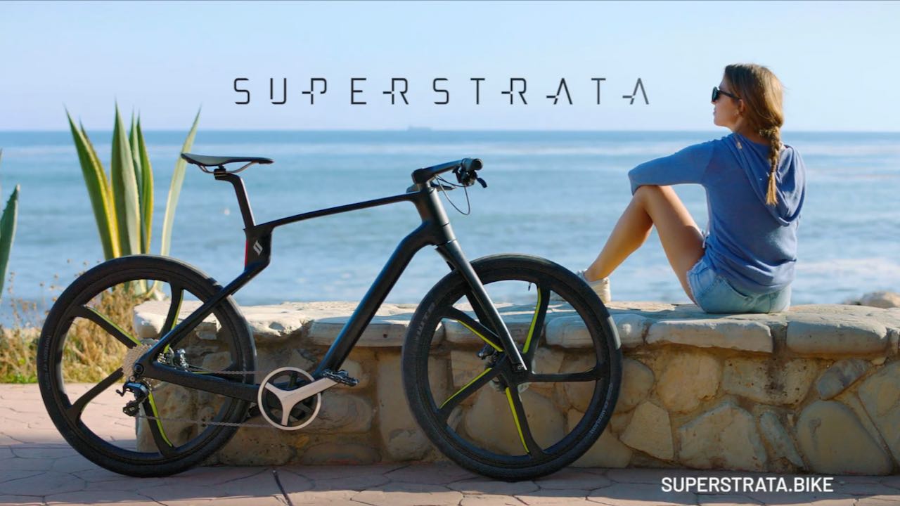 Superstrata Bike, 3Dプリント,  カーボンファイバー,  電動モデル, アウトドアで利用するイメージ
