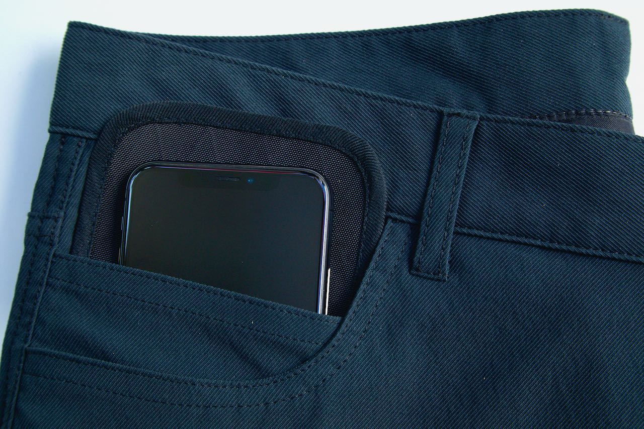 スマホ用ポケットつき,The Territory Pant, テリトリーパンツ, クラウドファンディング, Kickstarter, ビジネスカジュアル, ストレッチパンツ, オフィスカジュアル , ズボン 