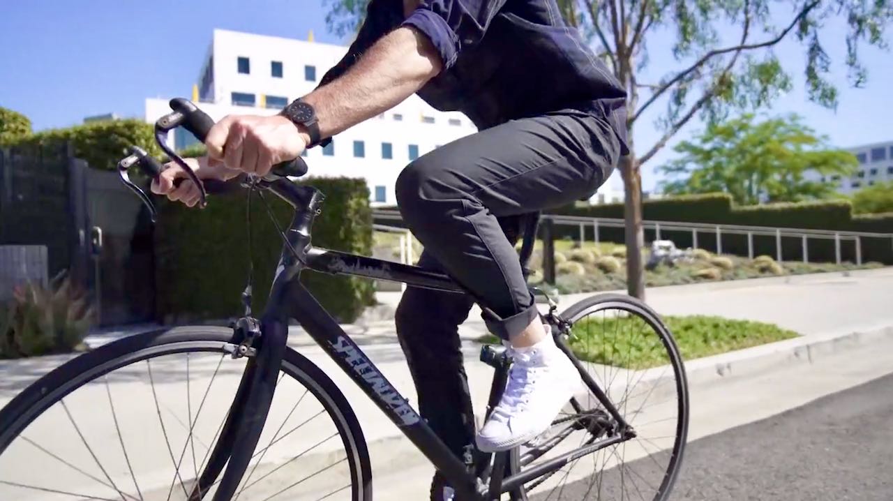 ストレッチ性があるので自転車にも快適に乗れる,The Territory Pant, テリトリーパンツ, クラウドファンディング, Kickstarter, ビジネスカジュアル, ストレッチパンツ, オフィスカジュアル , ズボン 