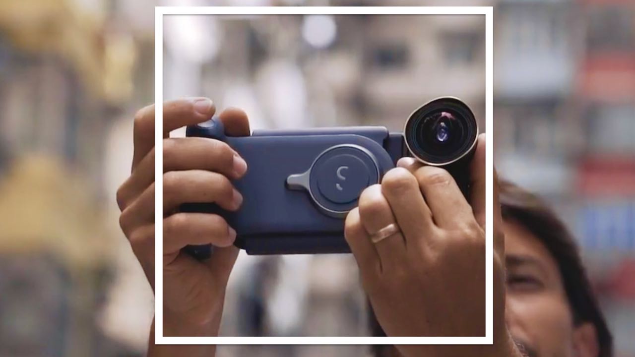 5,000万円を集めたiPhoneやスマホを一眼カメラのように構えて撮影できるProGrip。ワイヤレス充電機能付き