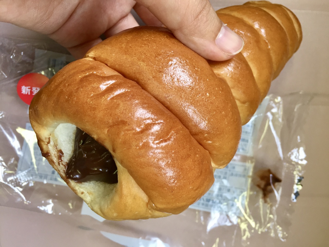 このボリュームと濃厚さで108円!?「７プレミアム　生チョココロネ」食べてみた!