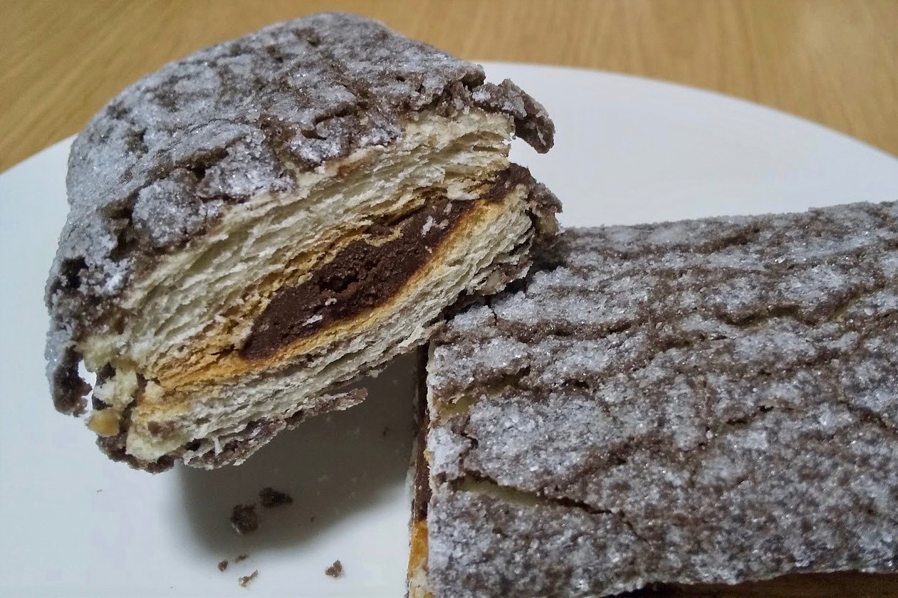 チョコの甘さとザクっと食感が最高! 「マカロンデニッシュ」食べてみた #ファミマ