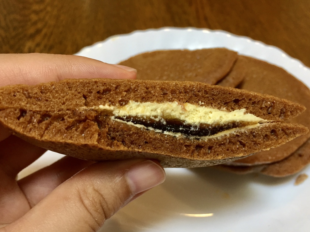 モチモチ食感がクセになる! ローソンから黒糖づくしのパンケーキが登場!!