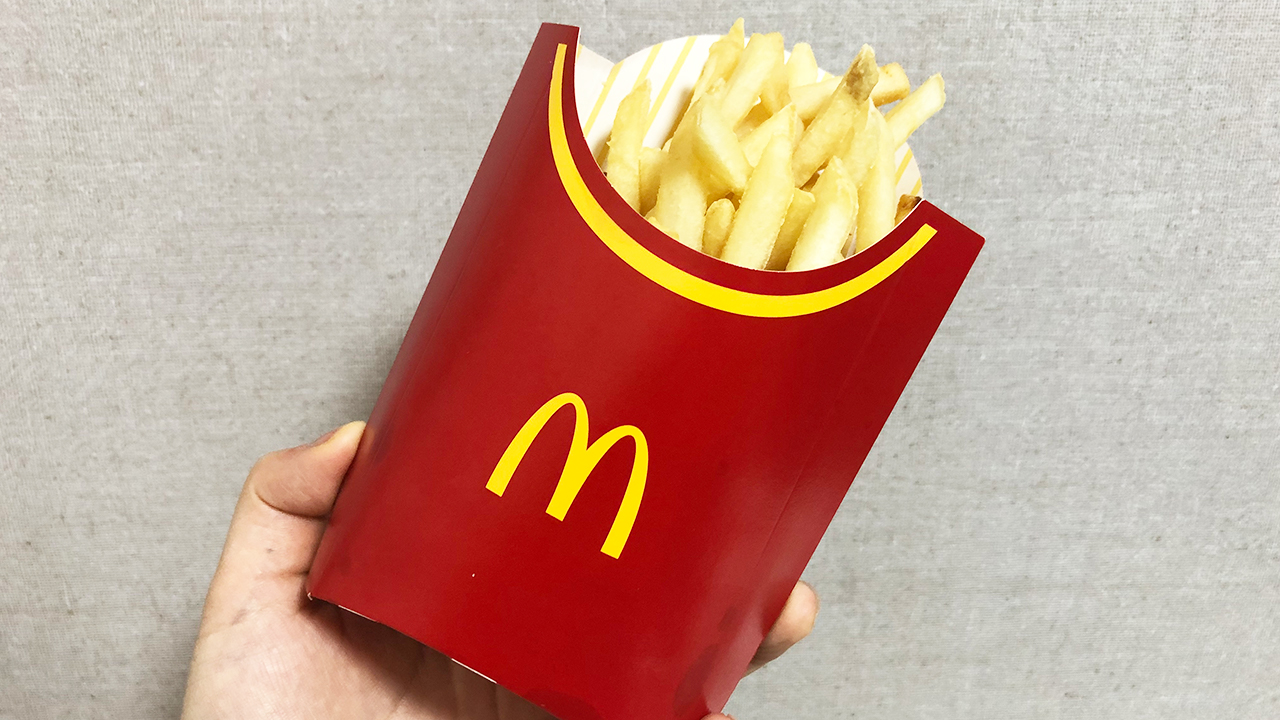 【マクドナルド】冷えたポテトを3分で復活させる裏技やってみた! マジで揚げたて食感に戻ってビックリ!!