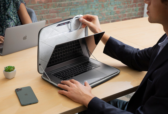 【最小限のデザインで、最大限のスタイルを】ミーティングに最適なMacBook用ハードケース「SuitCase for MacBook」登場!
