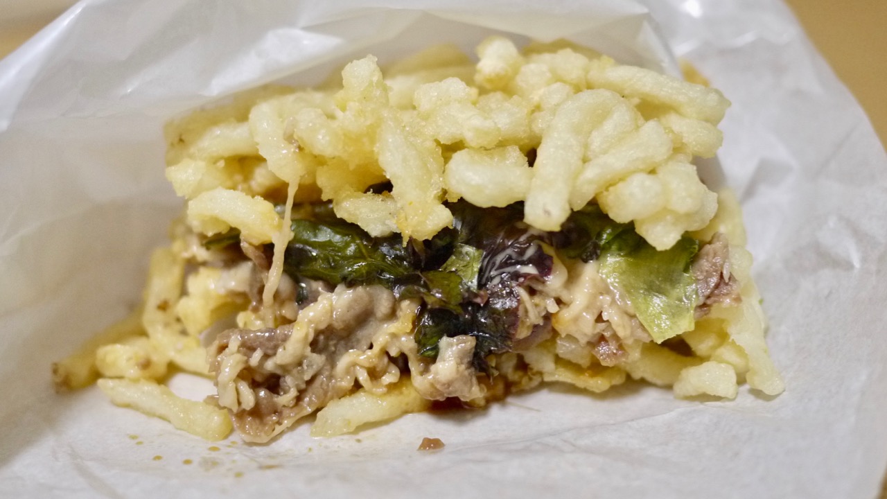 【はなまるうどん】なんじゃこりゃ!? 店舗限定「うどんバーガー」食べてみたら、新食感にびっくり!!