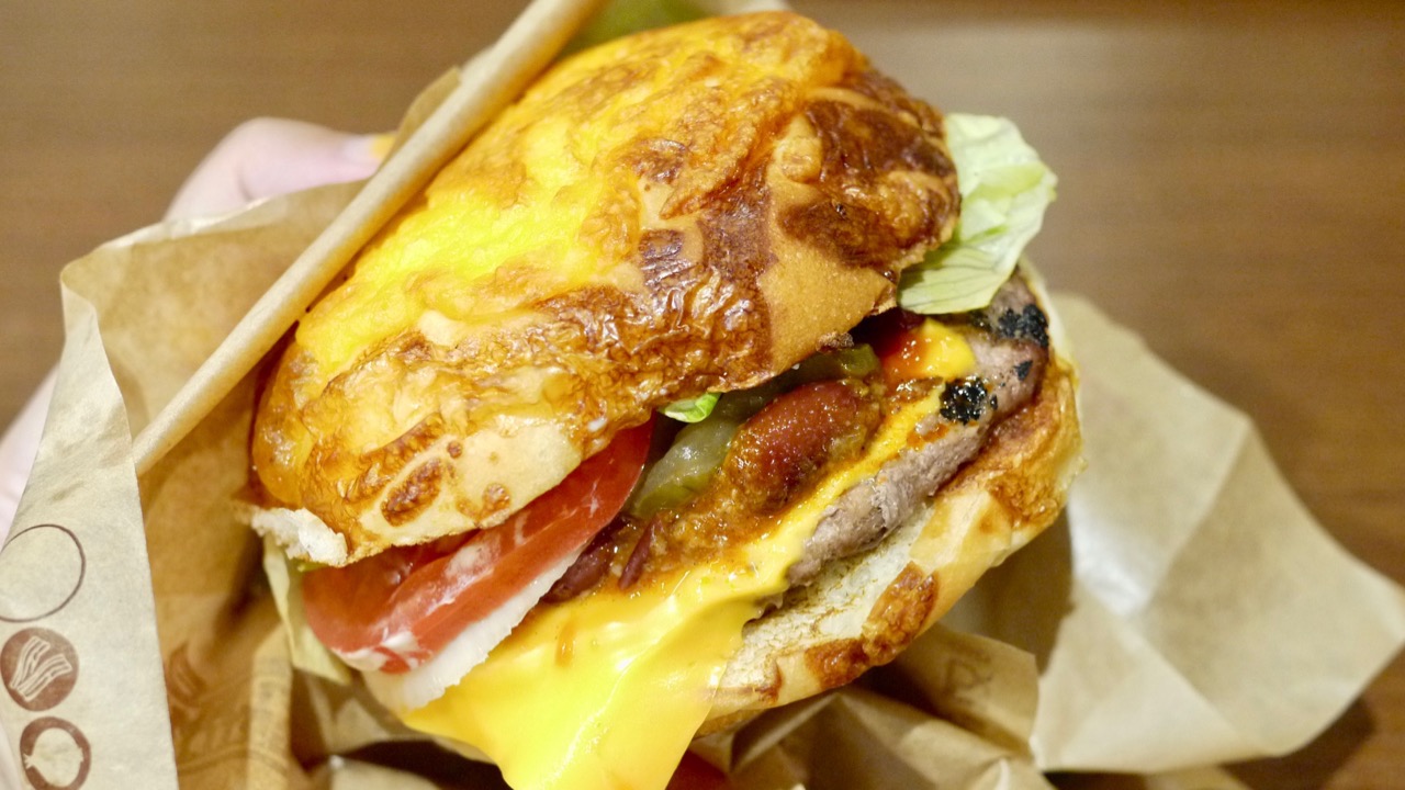 バーガーキング新作『チキン・デ・アグリーバーガー』食べてみた! チーズバンズとサクサクチキンがたまらんっ!