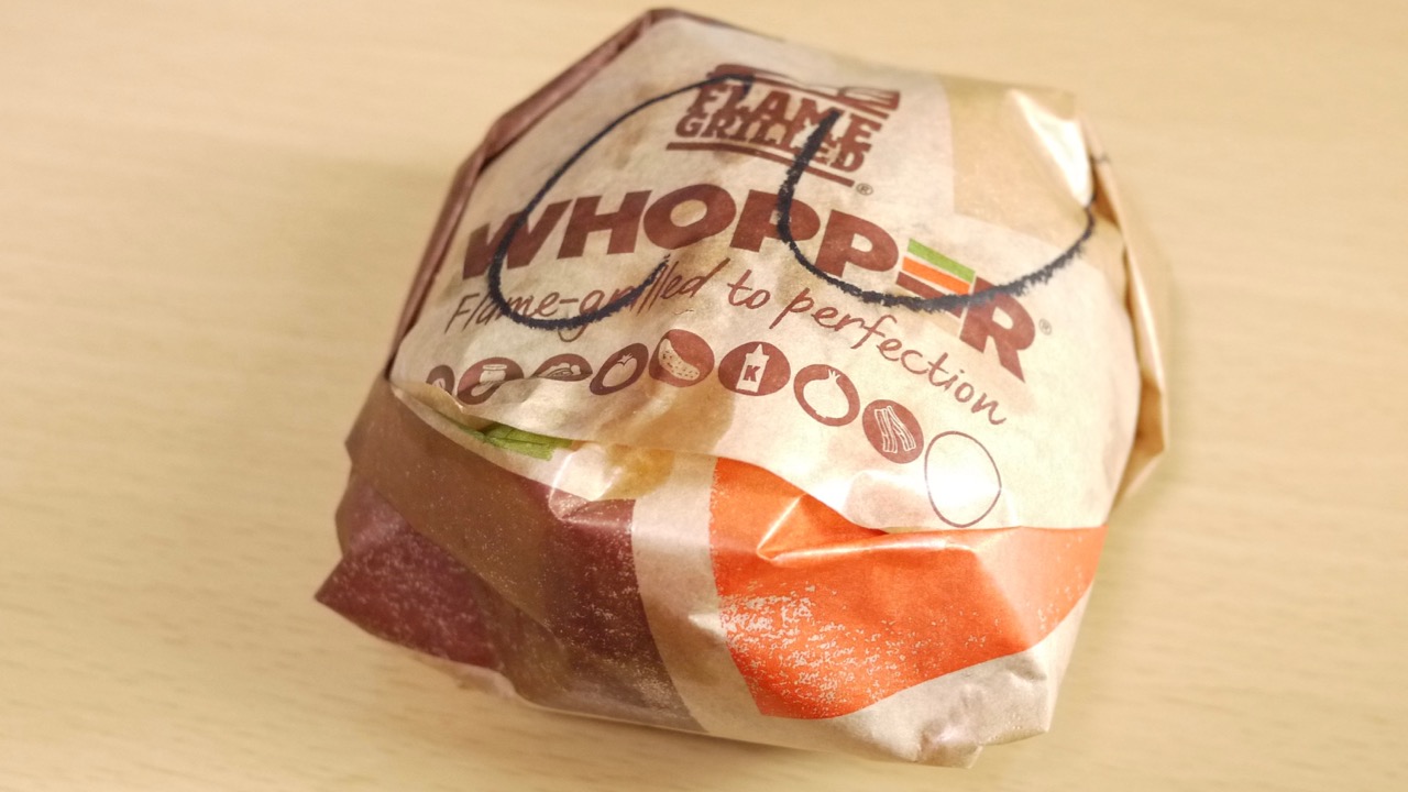 バーガーキング新作『チキン・デ・アグリーバーガー』食べてみた! チーズバンズとサクサクチキンがたまらんっ!
