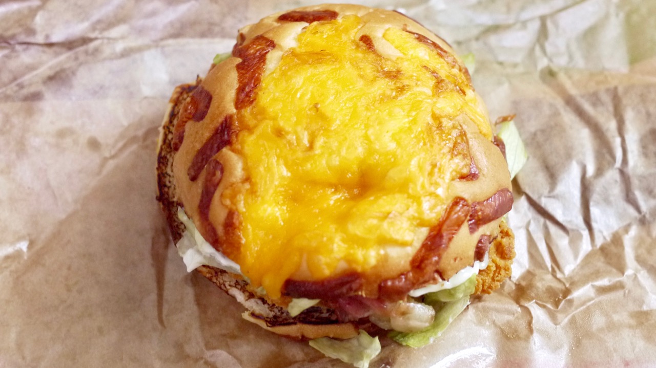 バーガーキング新作『チキン・デ・アグリーバーガー』食べてみた! チーズバンズとサクサクチキンがたまらんっ!