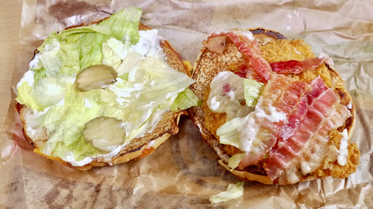 バーガーキング新作『チキン・デ・アグリーバーガー』食べてみた! チーズバンズとサクサクチキンがたまらんっ!