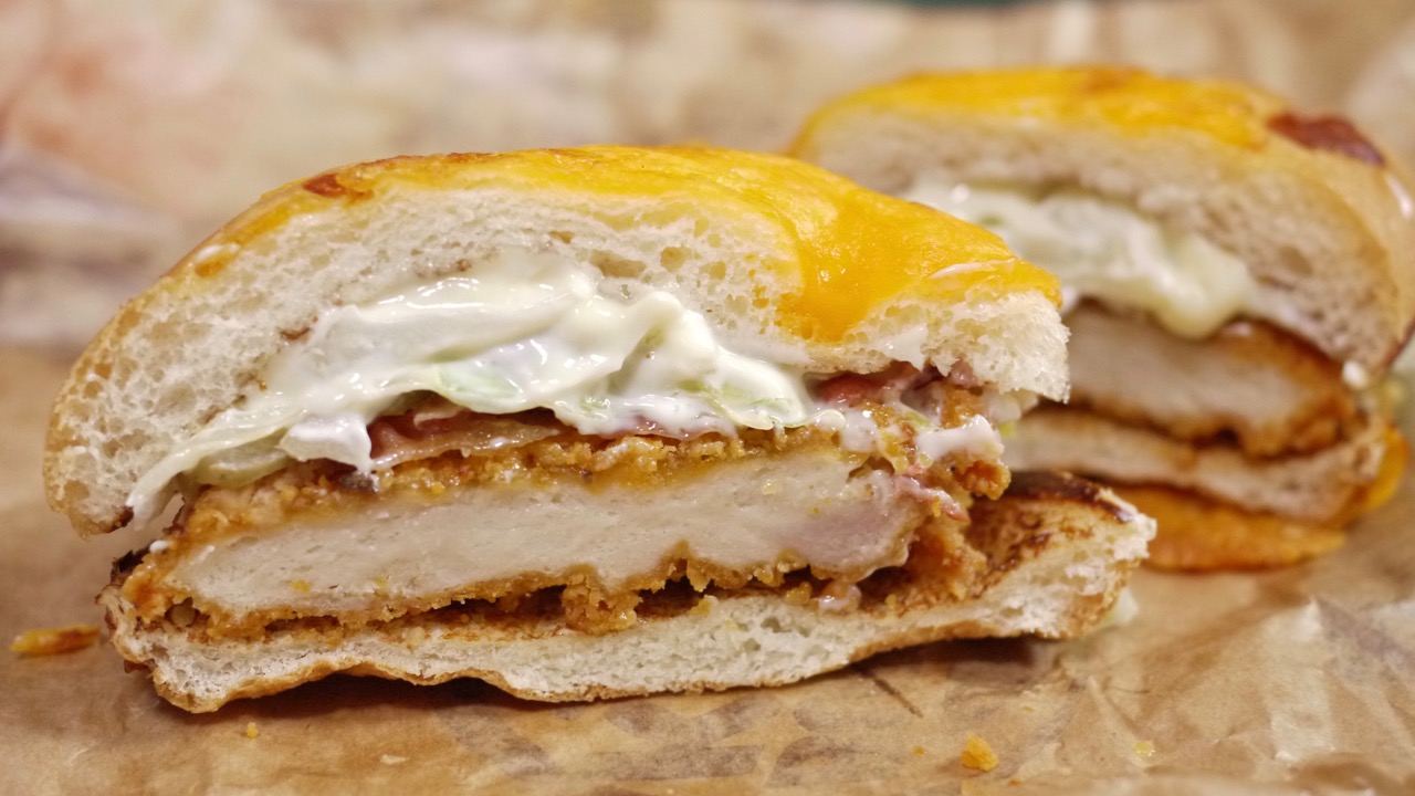 バーガーキング新作『チキン・デ・アグリーバーガー』食べてみた! チーズバンズとサクサクチキンがたまらんっ!