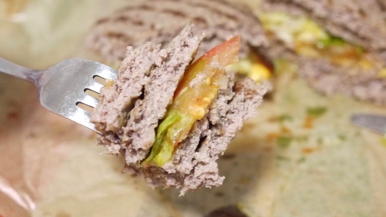 【実食】本日発売! バンズなし1,236kcalの「エクストリーム超ワンパウンドビーフバーガー」に挑戦してみた #バーガーキング