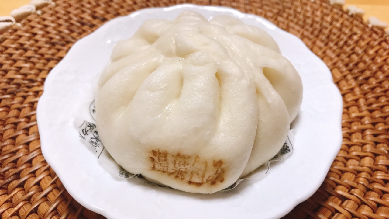 厚切りの豚カルビにネギ塩だれの組み合わせは間違いない美味しさ!! ファミマの豚カルビまんを食べてみた♪