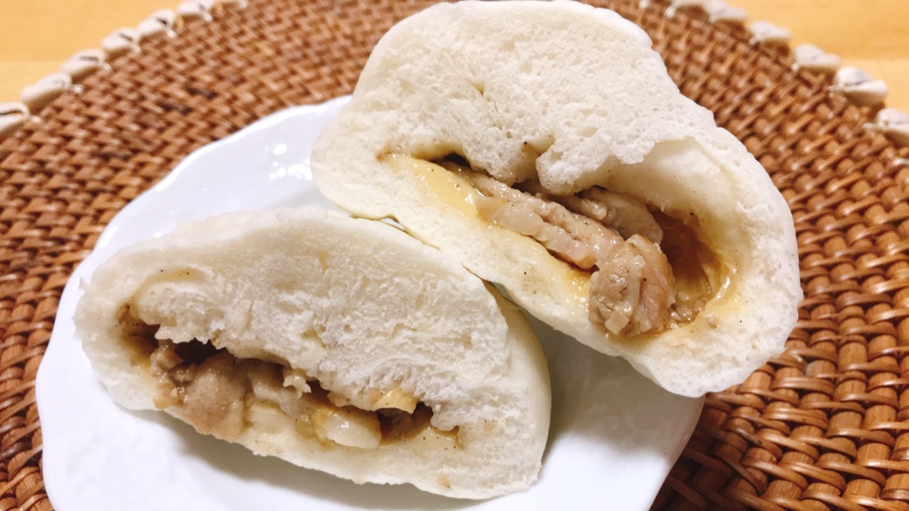 厚切りの豚カルビにネギ塩だれの組み合わせは間違いない美味しさ!! ファミマの豚カルビまんを食べてみた♪
